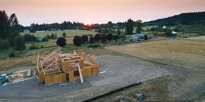 braunes Holzgebäude im Bau